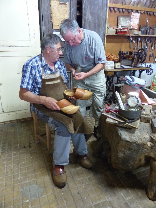 Montage des garnitures des sabots fabriqués en juin